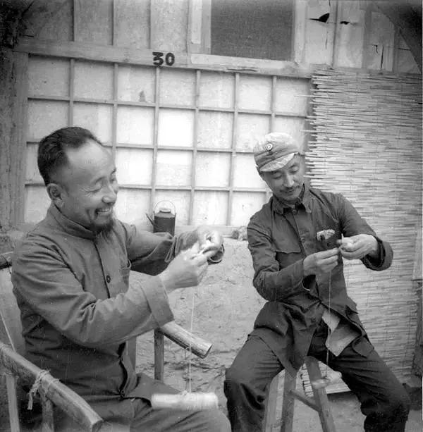 1942年晋察冀抗日根据地，于力和王斐然一起捻毛线，搓绳的画面。

​左侧：于力
