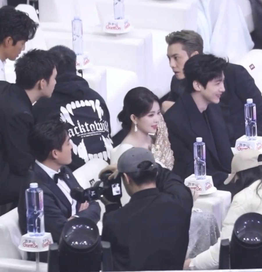 白鹿欧豪挨着坐白鹿欧豪坐一起了 白鹿欧豪同框了今天！！白鹿