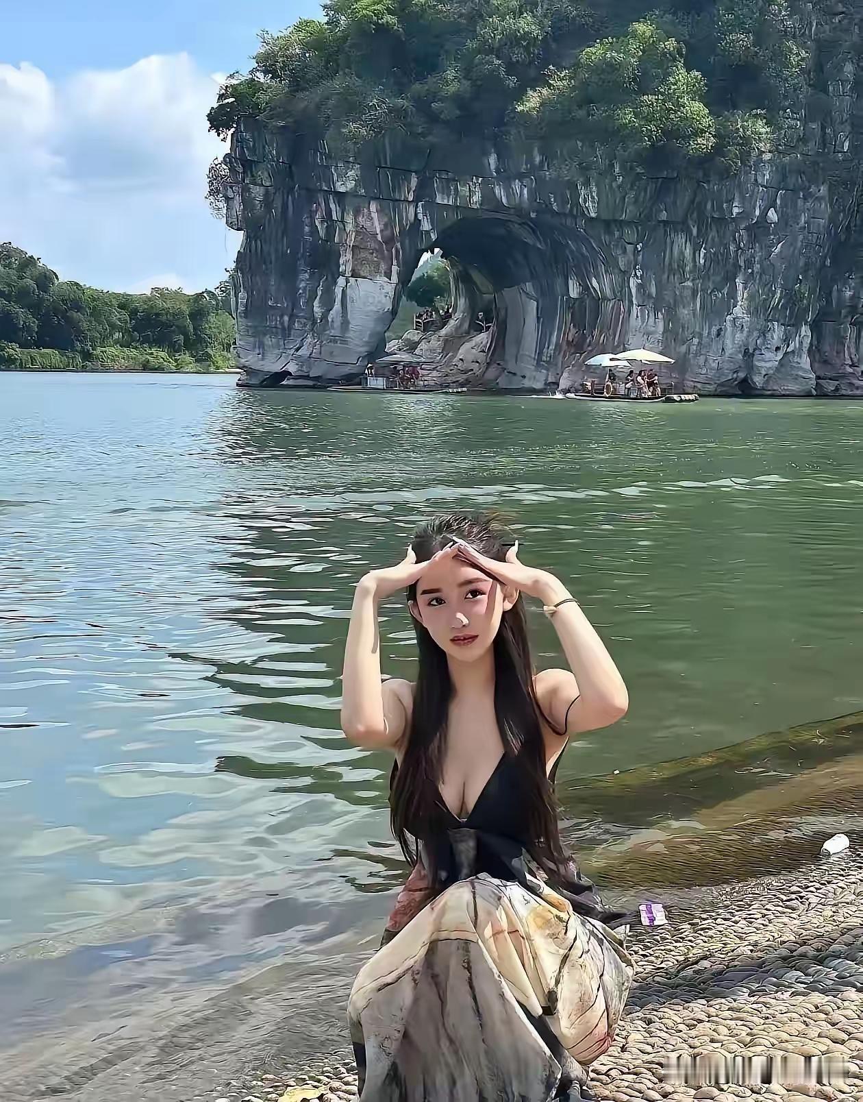 风拥花眠
曾以为你只是匆匆过客
掠过人间万千春色
风穿过人海
只为奔赴一朵花开
