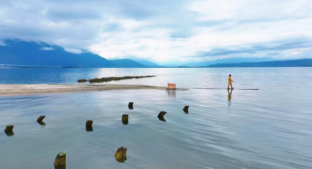 踩过洱海的浅滩，才懂大理的浪漫...