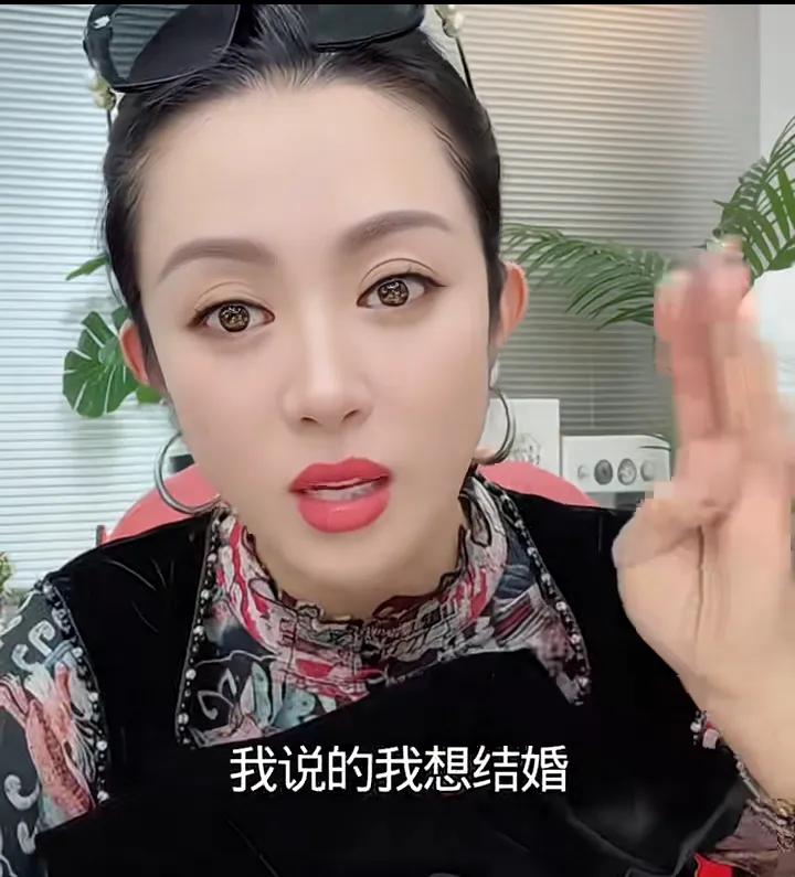 温美玲真敢说？直播透露三个重点，追求者众多，离婚过没有与圈内人恋爱过。

某网友
