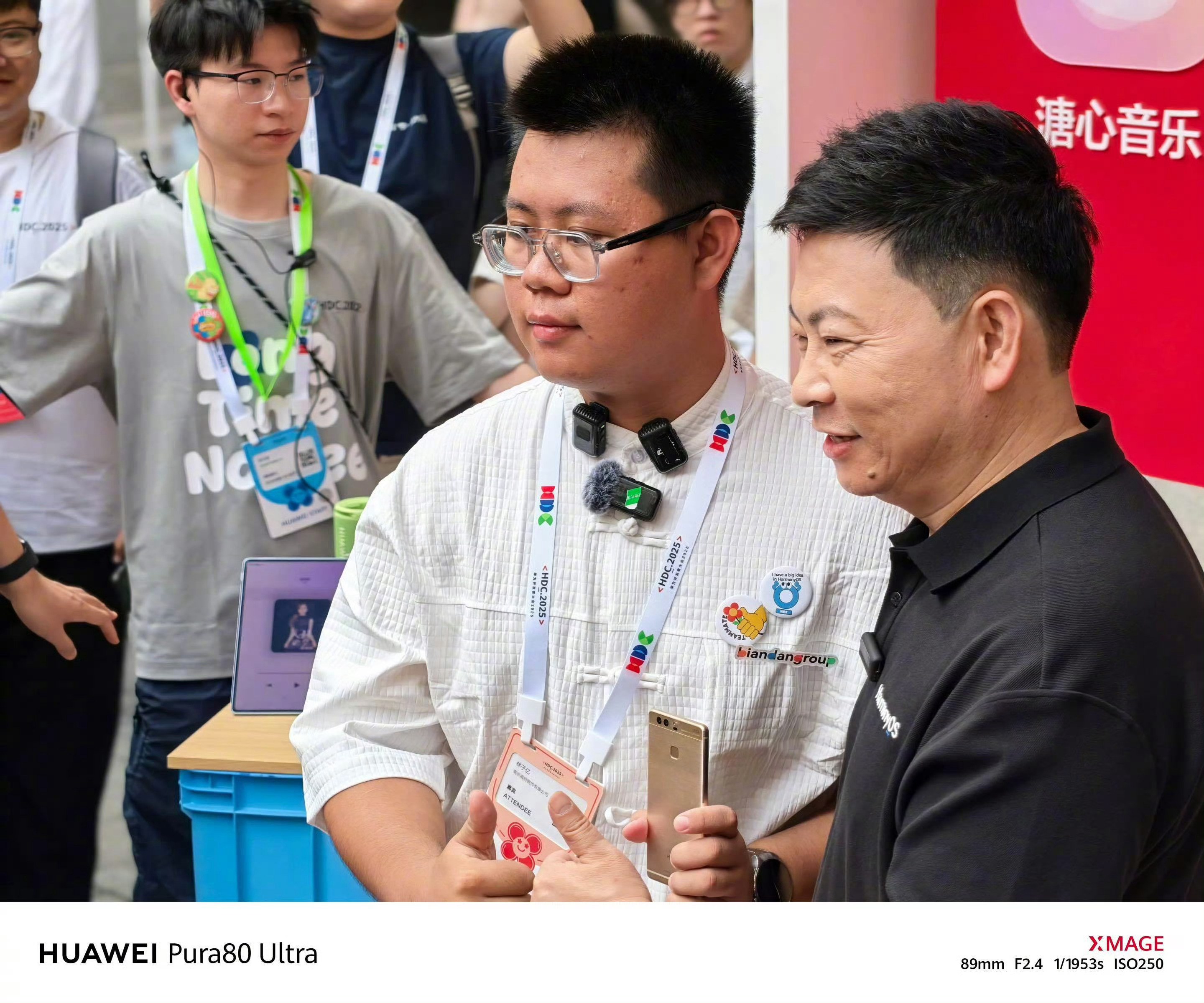 余承东给开发者体验Pura80 就在刚才余承东来了，可惜当时我在躲雨，没去这个区