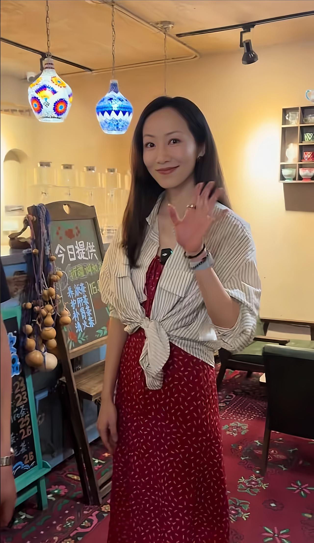 韩雪参加哈密瓜节，42岁的她，真的好美啊

近日，韩雪现身新疆哈密参加2025哈