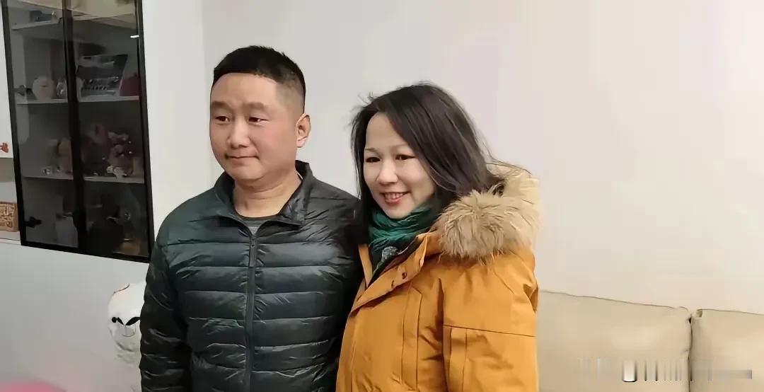 北京，一女子坐车前往河南见素未谋面的男子，见面后，女子冲上去拥抱男子含泪道：对不