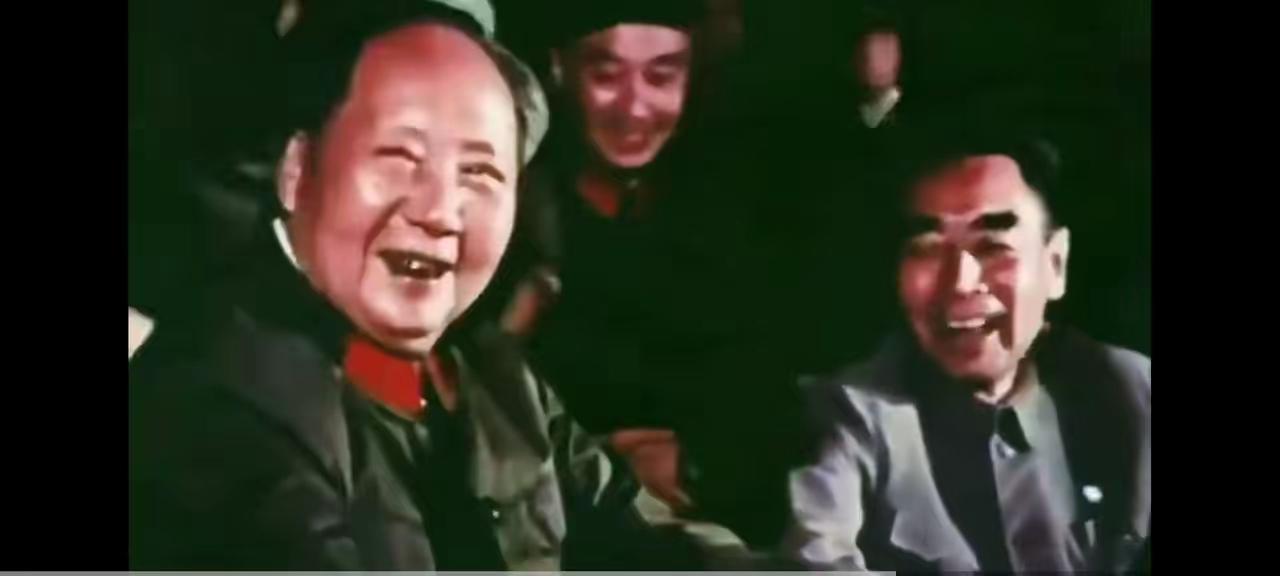 毛主席时代是风清气正的时代，也是火红的人，火红的年代。那个年代干部两袖清风，深λ