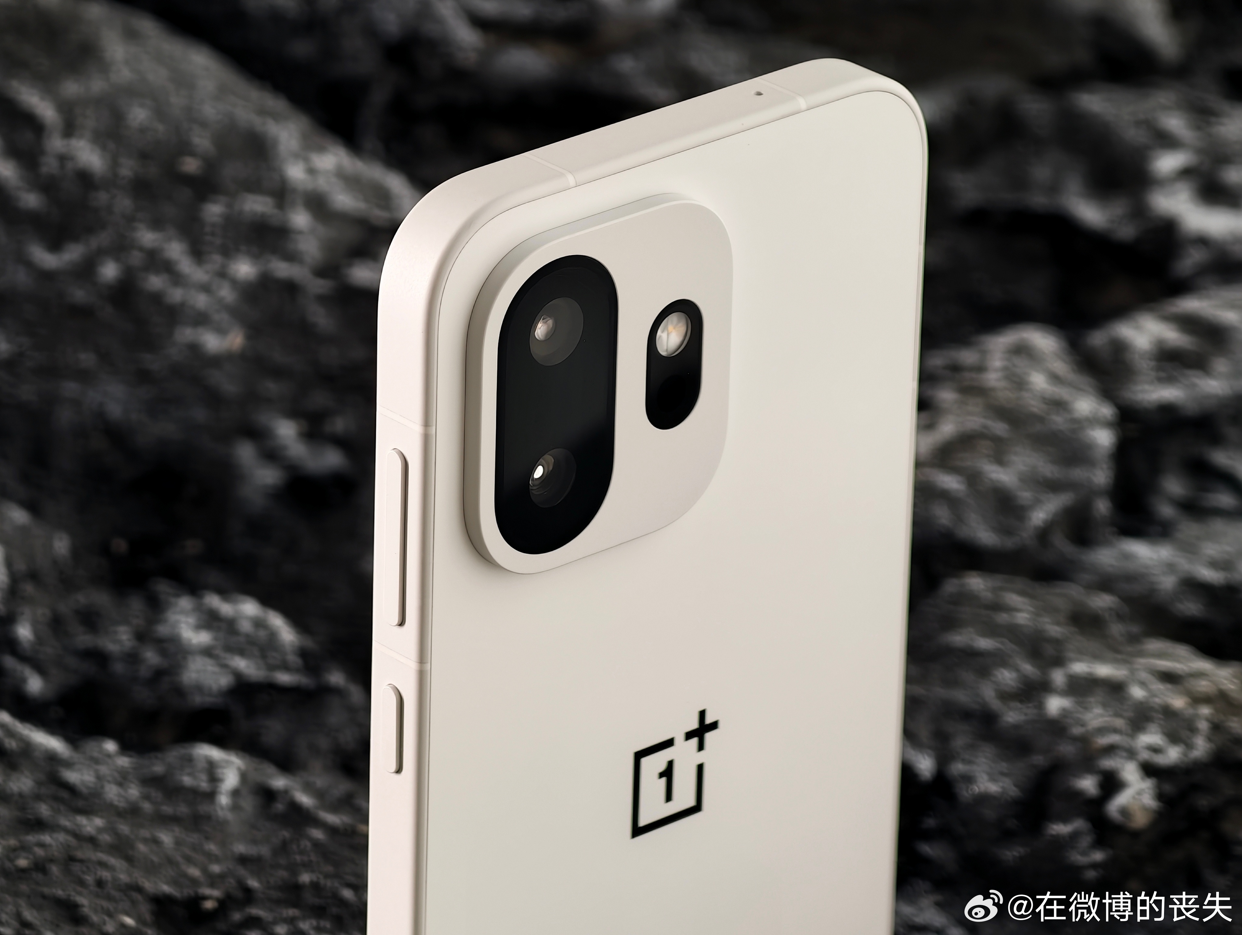 一加15T整机50:50的配重，也是现在手机的一股清流。因为手机影像系统的军备竞