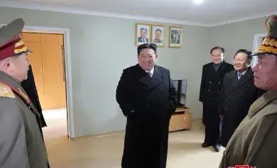 金正恩视察安置房大发雷霆，现场官员惊慌失措据美国媒体27日报道，金正恩日前出席新