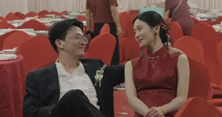 新郎新娘送完宾客后，深深对视随后泪崩，新郎温柔地对妻子说了句“新婚快乐”，这一幕全网刷屏！网友：看懂