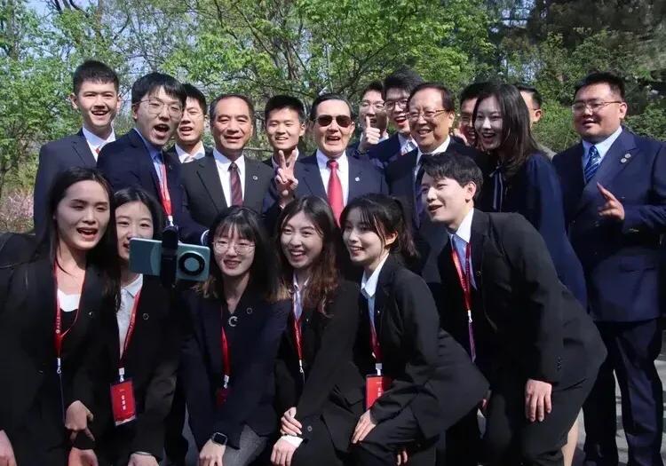 比起剪刀手，开心又快乐。马英九一行在北京大学合影留念。自拍的手机应该是华为mat