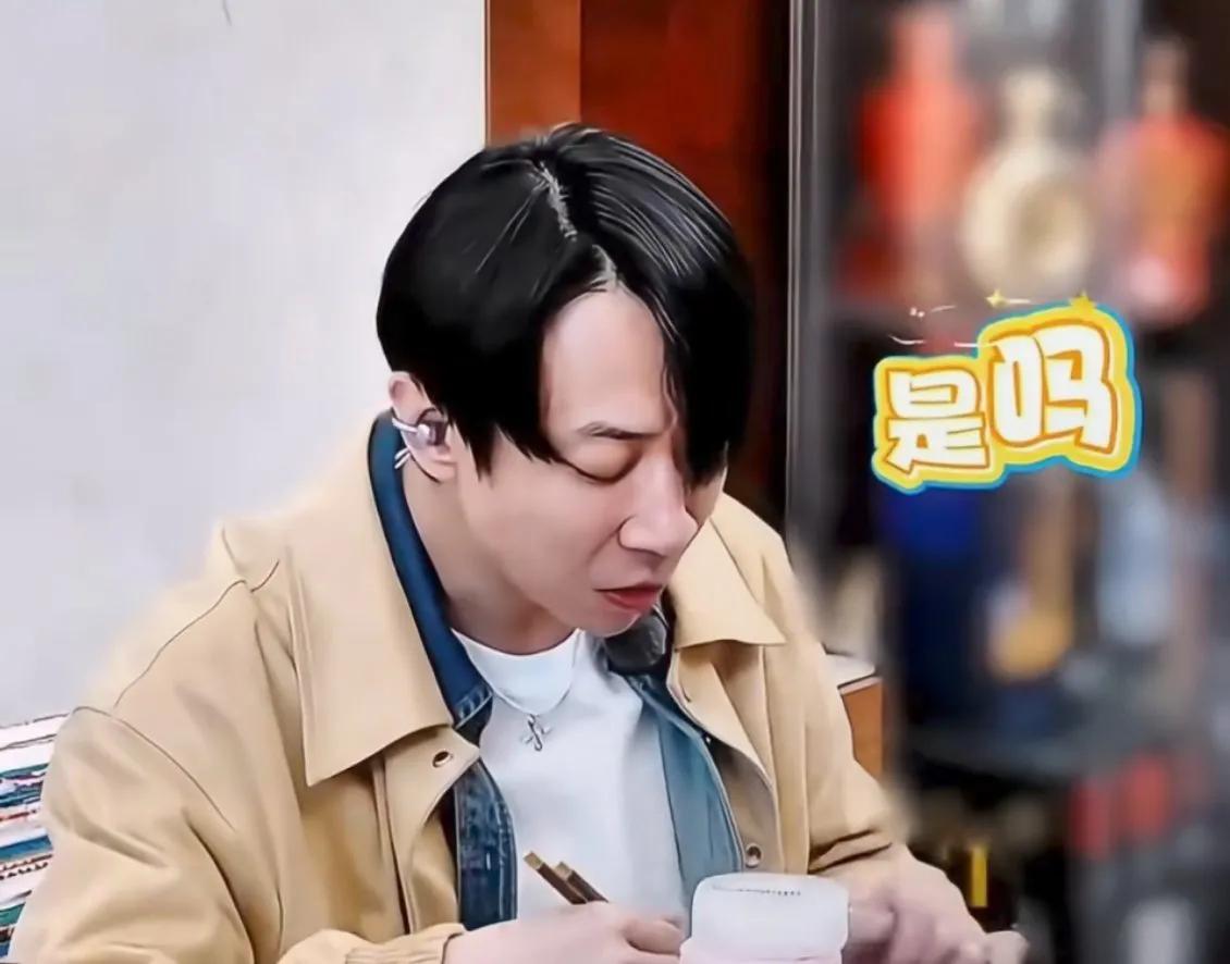 张维伊的耳机是救过他的命吗？

而是他不管跟谁说话，不管去哪个场合他都戴着蓝牙耳