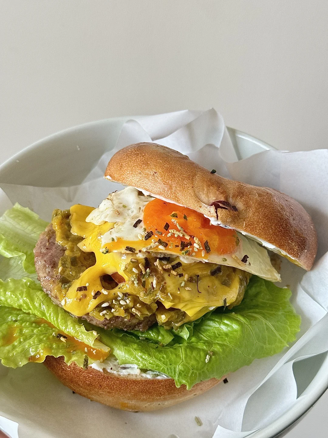 做了一个大大大贝果牛肉汉堡🧑‍🍳🥯🍔