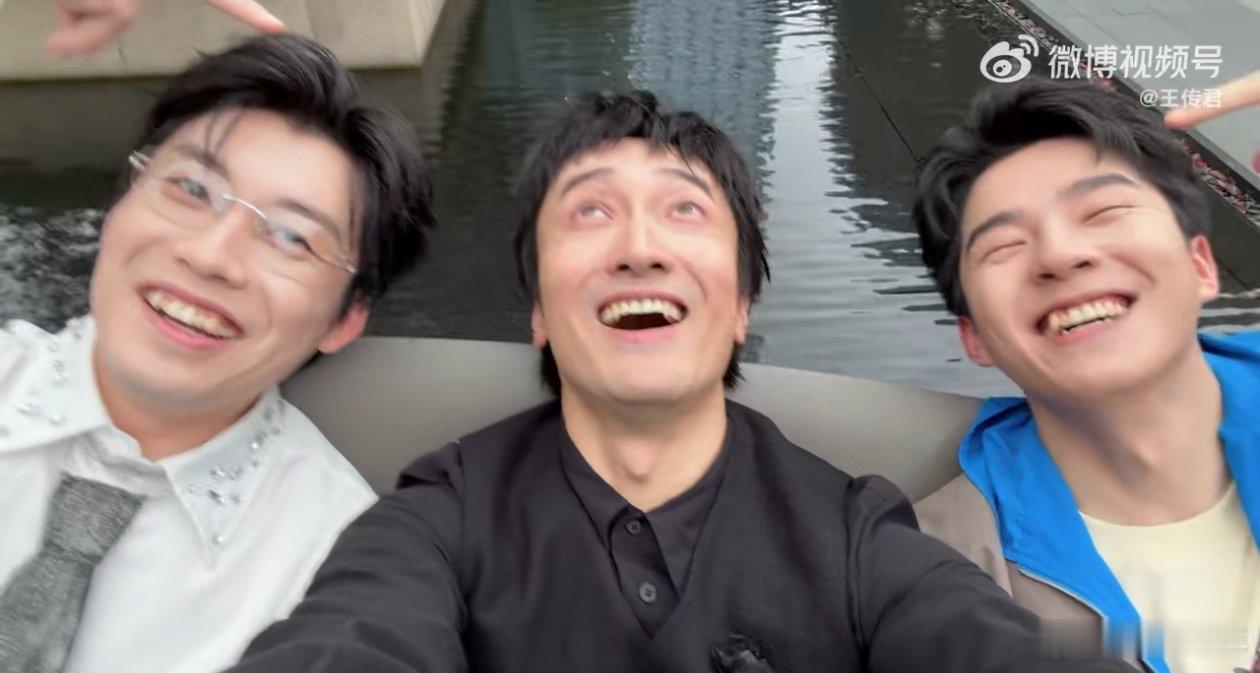 王传君左右各一个虎牙妹王传君i的好明显 王传君i的好明显而且“王传君左右各一个虎