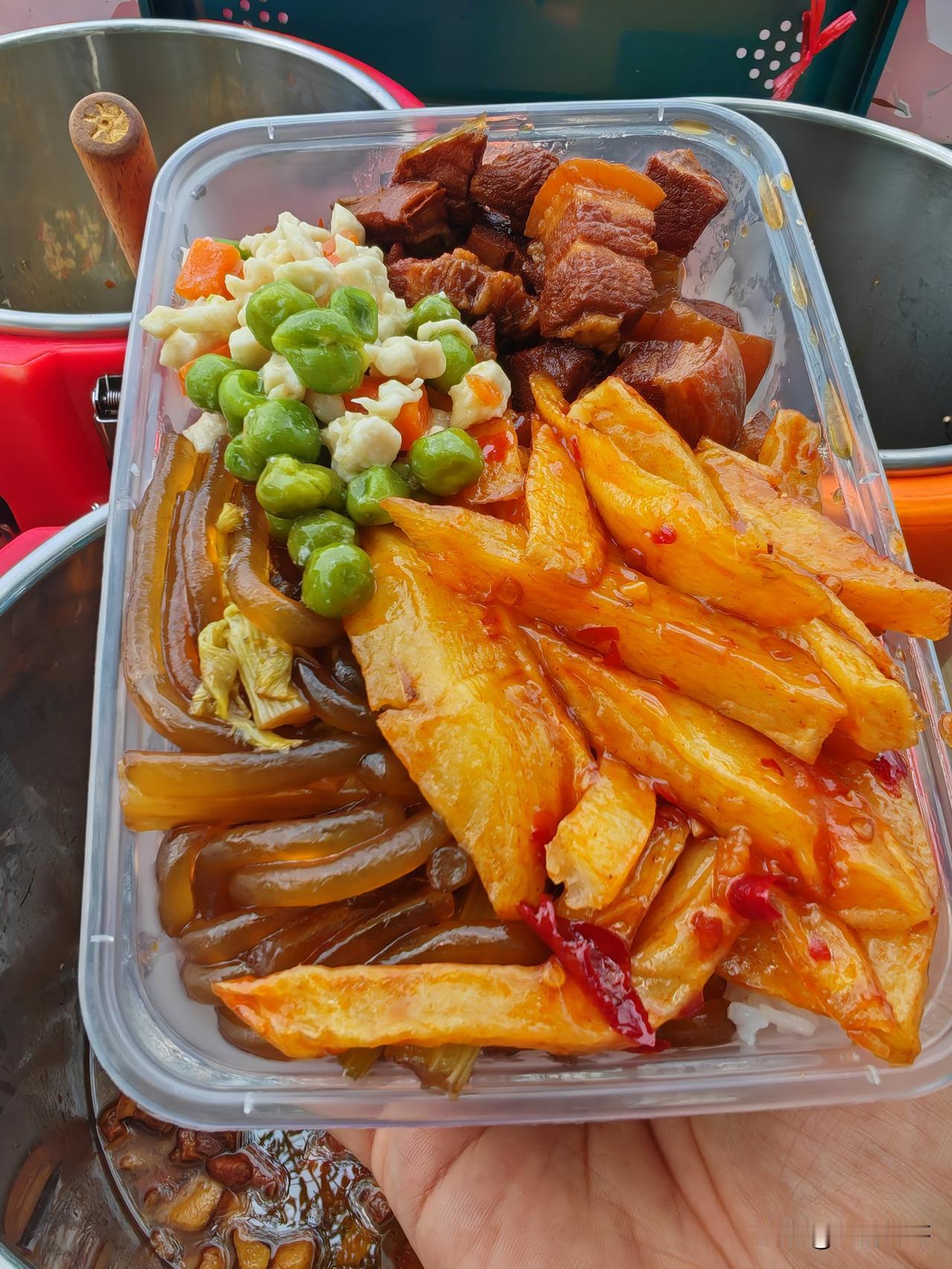 你附近有10元管饱的盒饭吗没有那么便宜的盒饭！有十三一份的东北盒饭，每天四个菜，