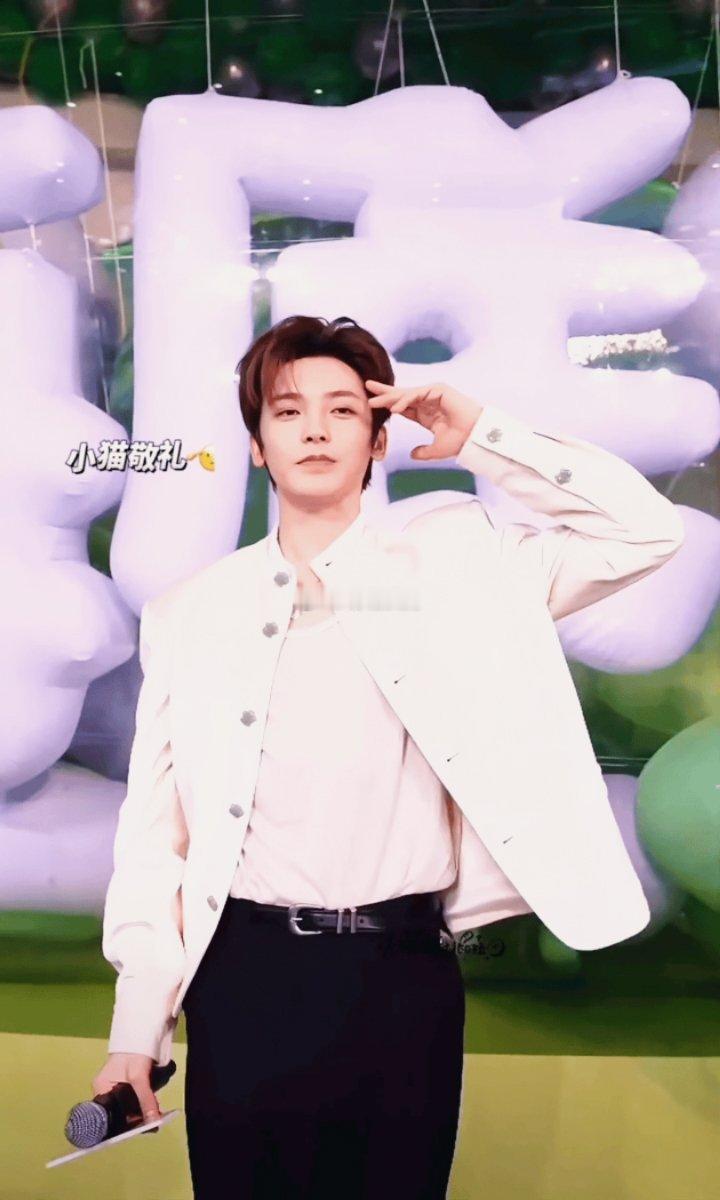 侯明昊宠完你的宠你的  侯明昊饭撒新招来袭，直接把宠粉值点爆😍 脸颊比心加上可