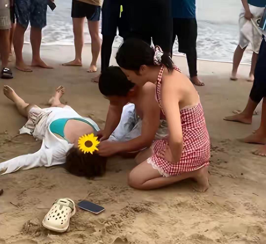 4月26日傍晚，海南万宁。一个女人被海浪从浅滩拖进了深海，连喊一声“救命”都没来