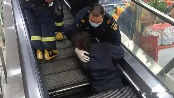 上海一女子半截身体被“卷入”电梯 调查组责令加强隐患排查

上海一家商店内的自动