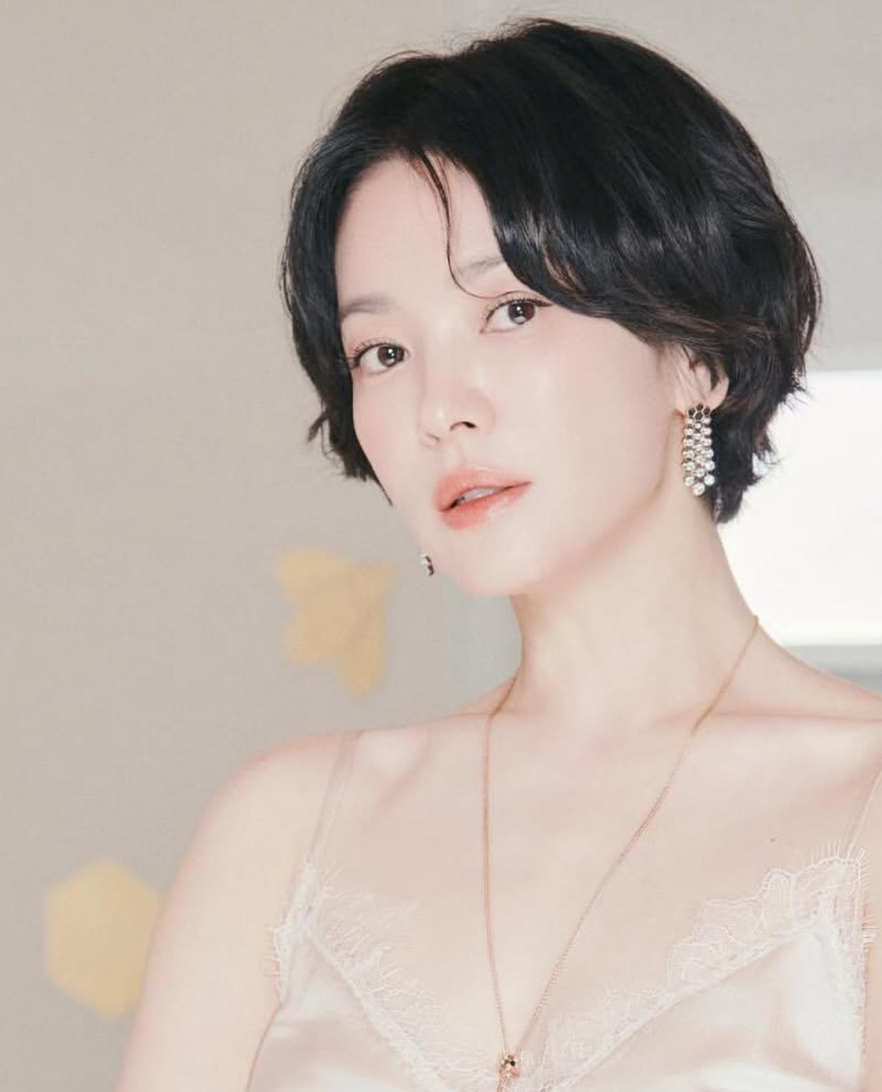 11月20日，韩国明星宋慧乔在个人平台刚刚上传了自己的一组图片，44岁状态太好了