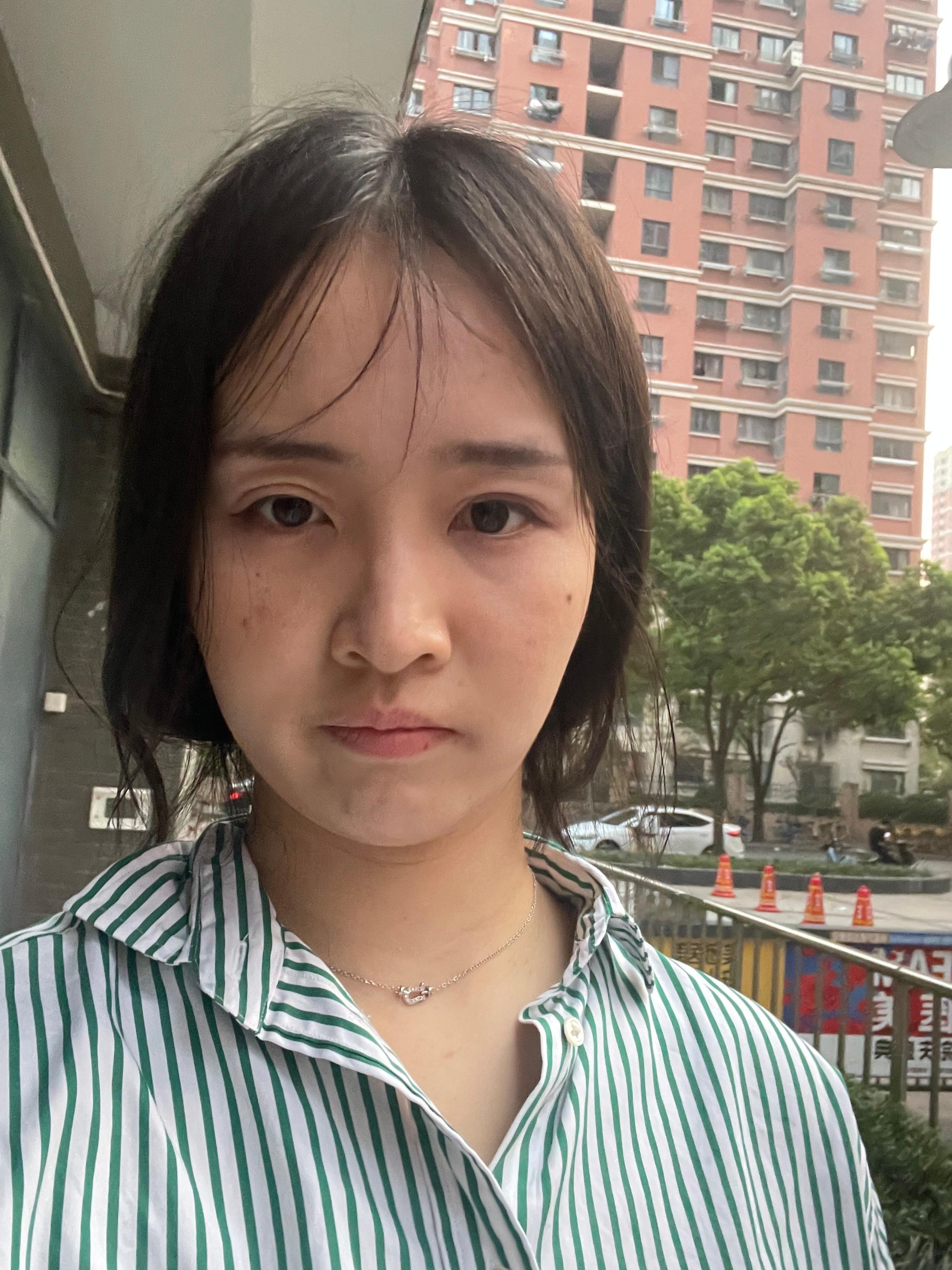 今天化了妆，但上完班几乎都掉光了，拍自拍真的看起来像被吸干，穿的拉夫劳伦都被崔姐