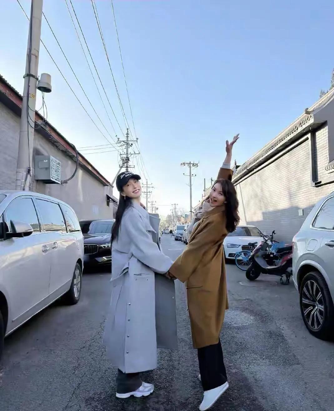 陈好宋茜情人节同框，这闺蜜情也太好嗑了吧💖
 
胡同里的阳光正好，
一个温柔大