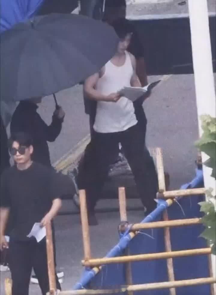 肖战《十日终焉》最新路透曝光，镜头下紧实流畅的肌肉线条直接惊艳众人。能清晰看出长