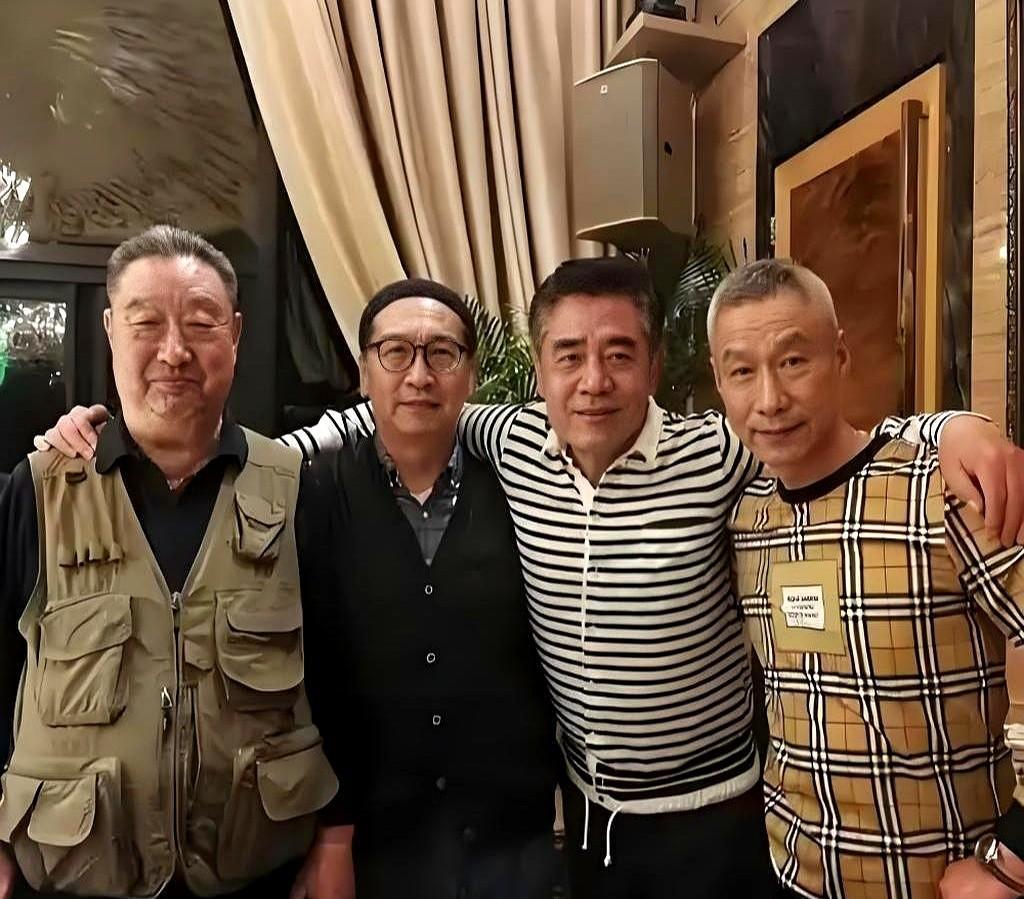 当下的烂剧，正在被一张20年前的合影反复羞辱。
原班人马刚在北京人艺重聚。
导演