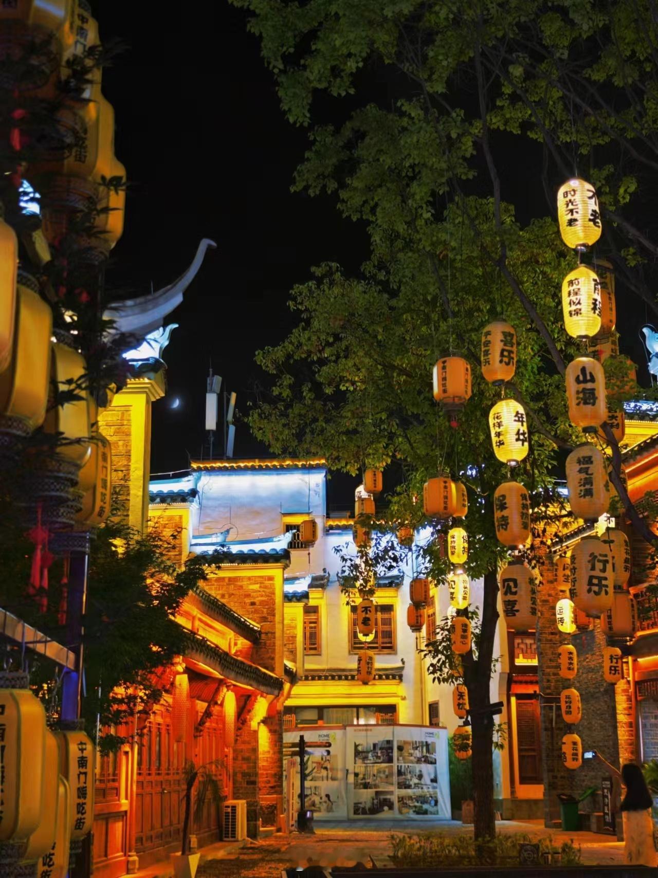 #城市巡游记# 在铜仁打卡中南门历史文化旅游区，随着夜色降临这里仿佛披上神秘的面