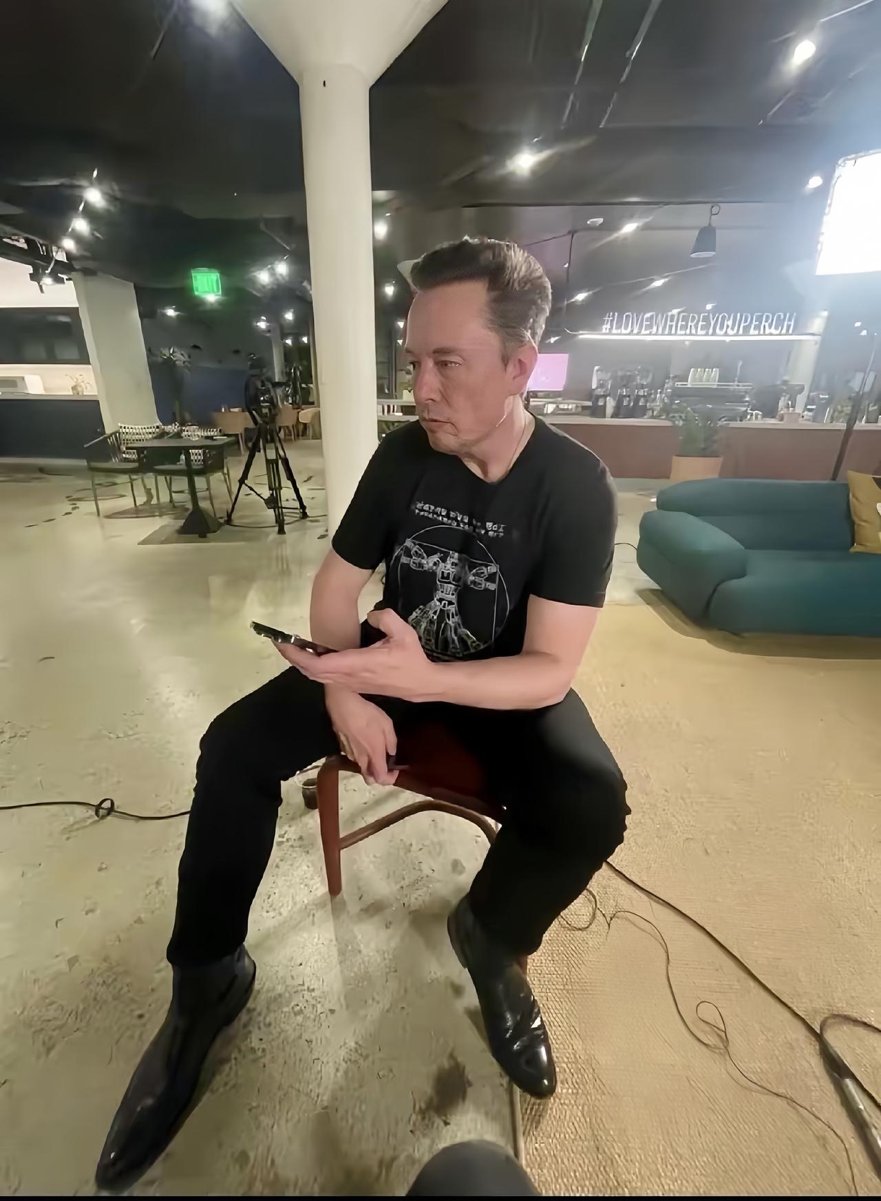 马斯克作为世界首富，从外表上看帅帅的，但没有什么气场，给人很随和的感觉。马斯克 