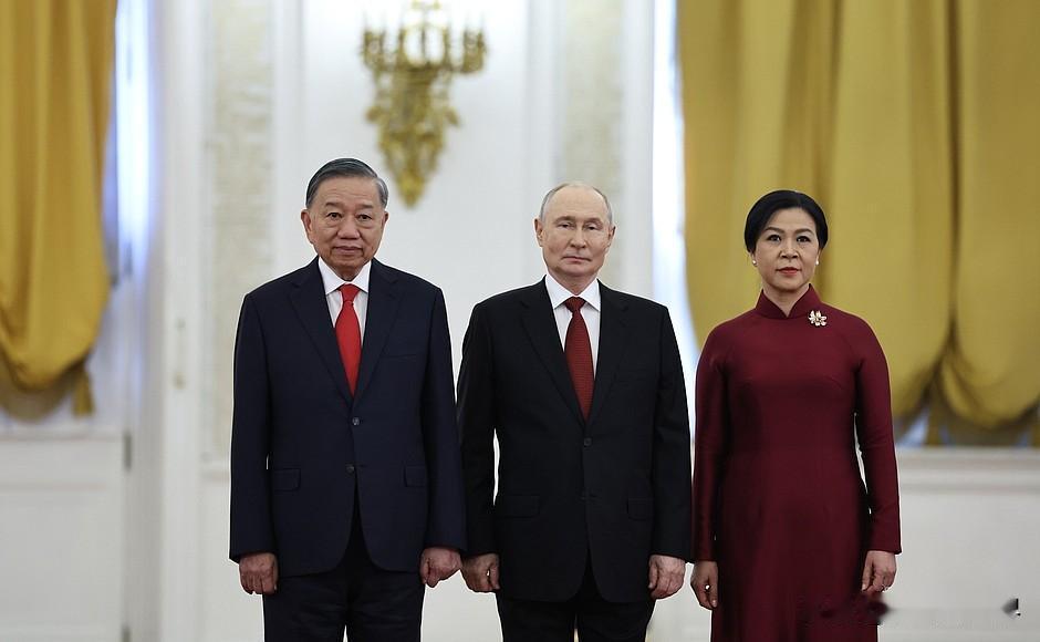 【普京为俄越热带研究与技术联合中心传染病研究与预防实验室揭幕】
莫斯科时间202