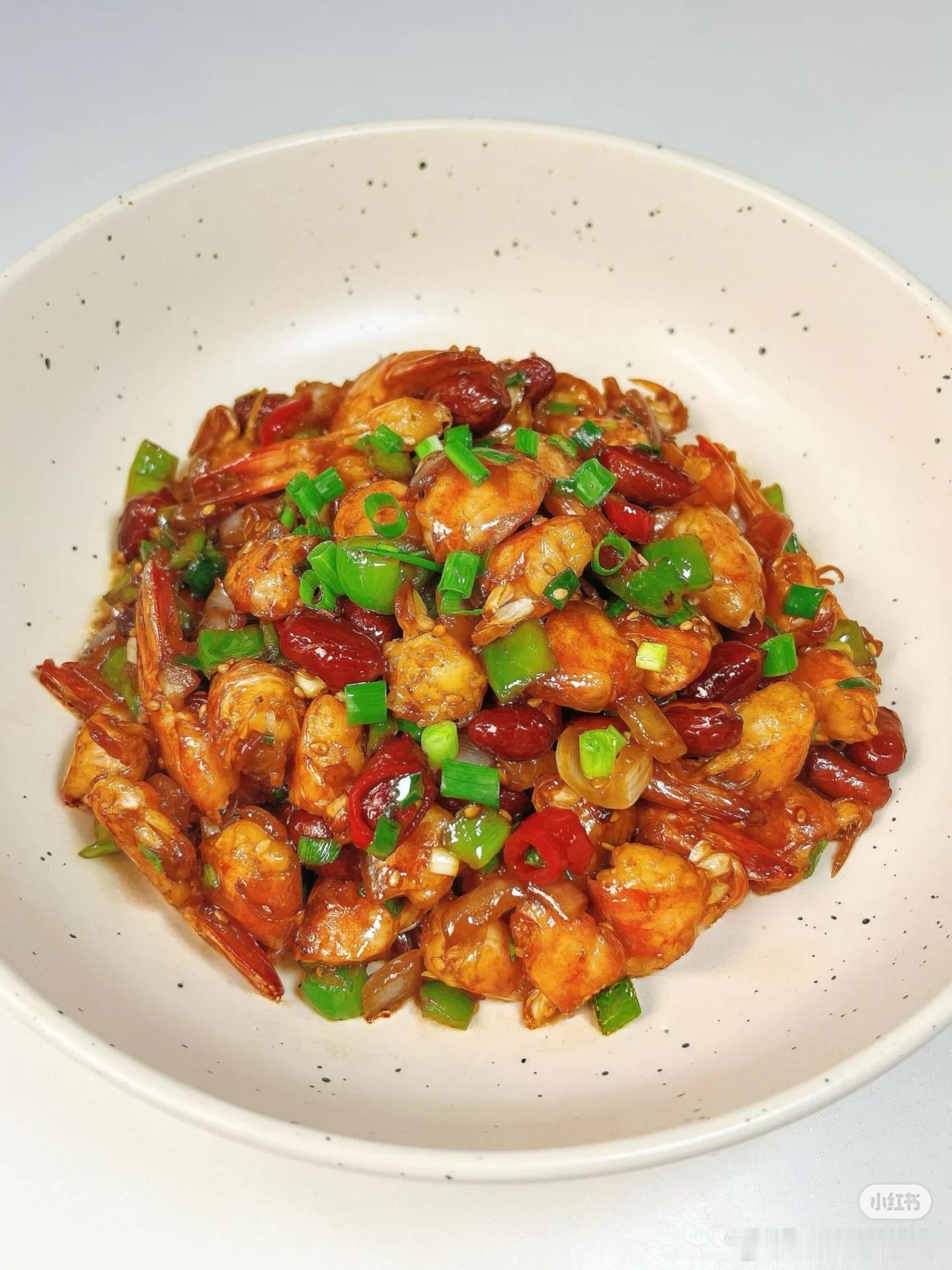宫保虾球家常好吃低卡版宫保虾球，简单又好吃，快去做食材:鲜虾、花生米、洋葱丁、青