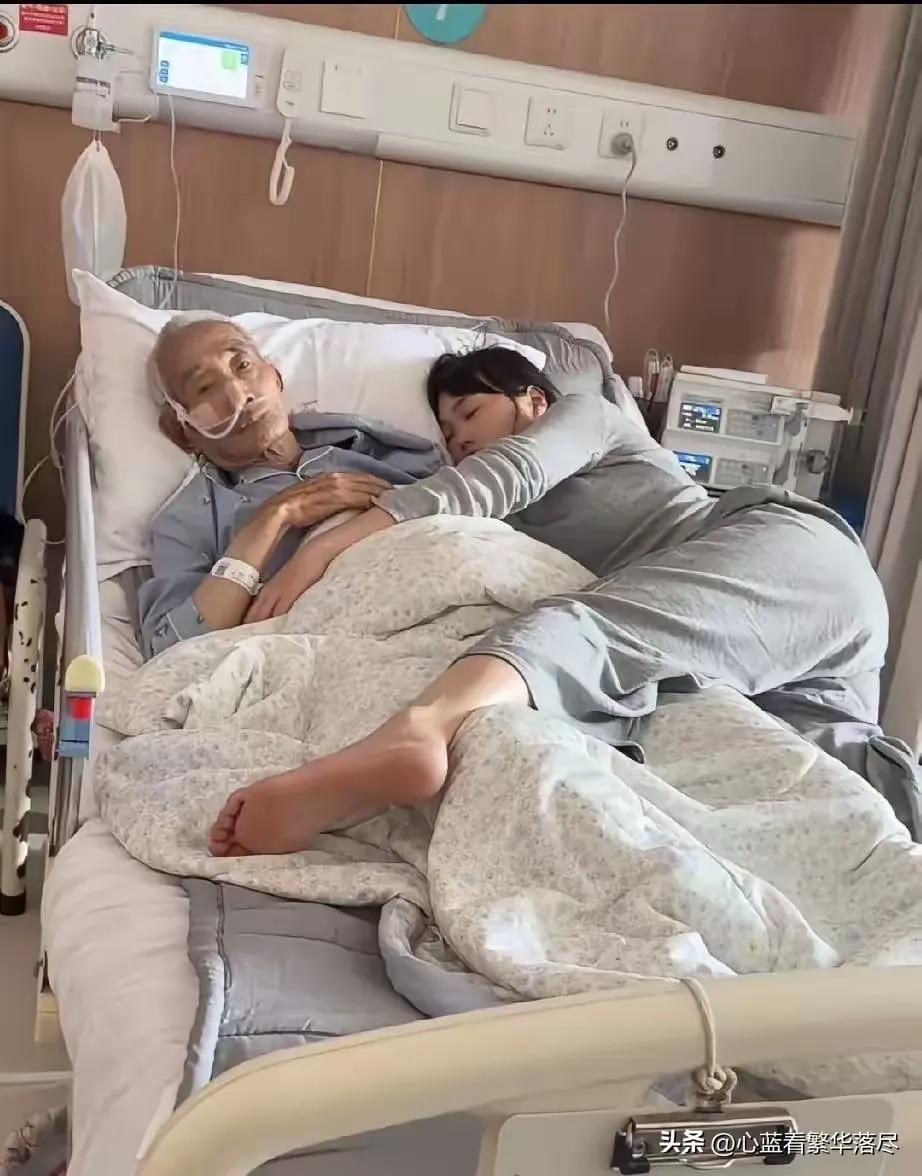 这绝对是爷爷亲手带大的孙女！在爷爷生病住院的时候，孙女不仅来医院陪着爷爷，甚至还