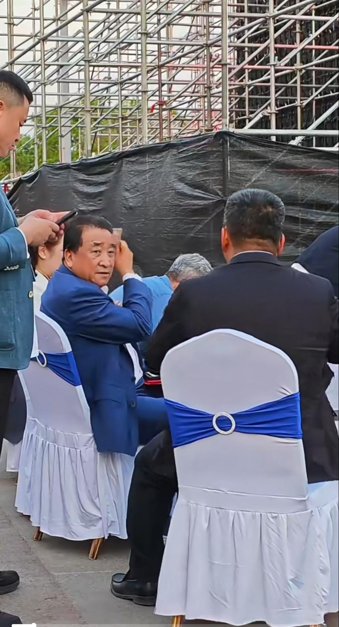 姜昆从兜里拿出自带的梳子就那么多头发了在那里梳啊梳的。