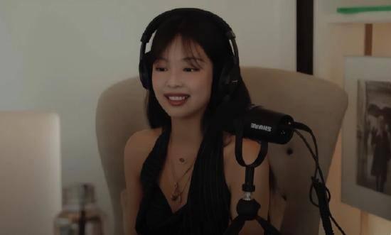  14日，Jennie在播出的英国流行歌星杜阿·利帕（Dua Lipa）的播客节