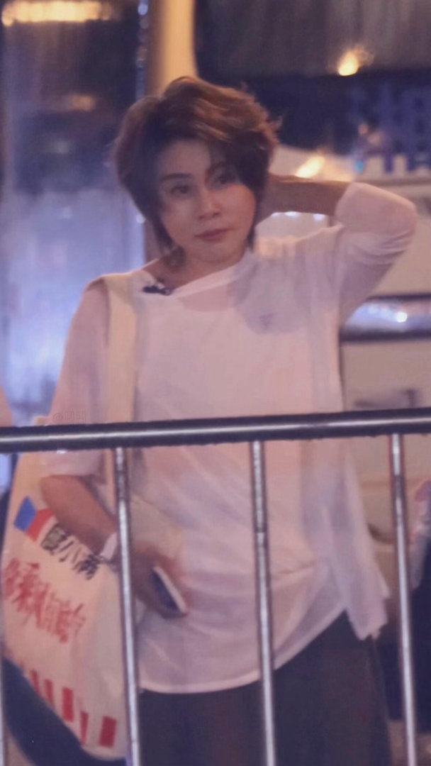 王濛奥运冠军学啥都快谁能不惊叹她的天赋，跨界接触乐器毫无生疏感，直播间认真弹吉他