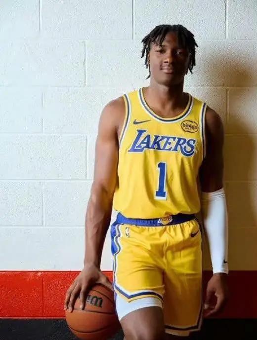 湖人的新秀蒂耶罗还是不错的，湖人队中能够防守又有身体天赋的球员，湖人的后卫有斯玛