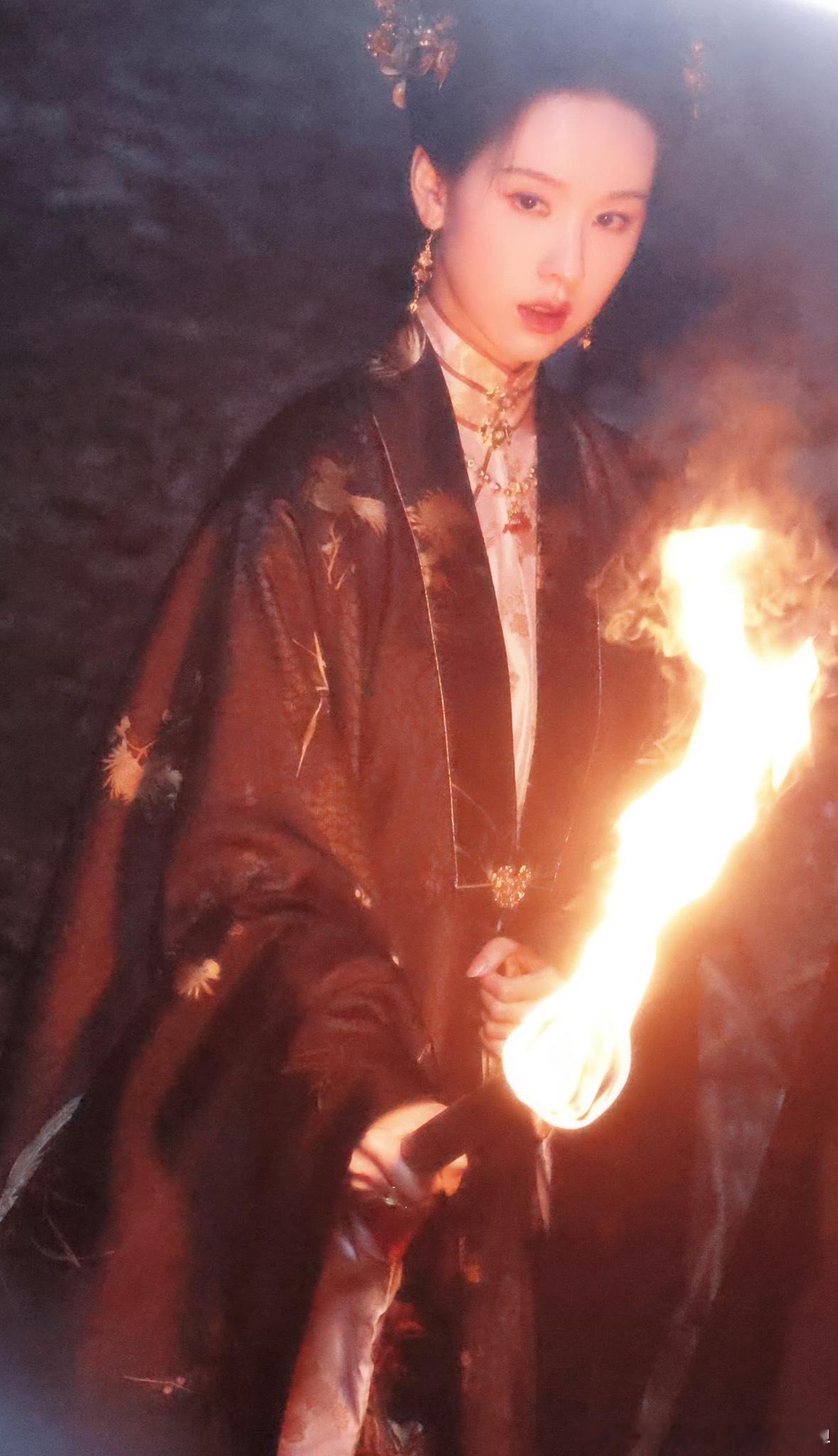 #陈都灵贵女垂眸蓄力海报##陈都灵贵女眼神故事感# 陈都灵贵女垂眸的海报形象，让