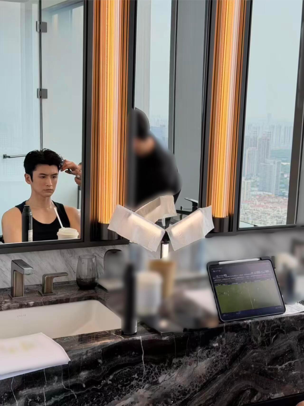 张云龙做头发也得看世界杯 张云龙做头发也得看世界杯？？哥对足球的热爱看来是很火热