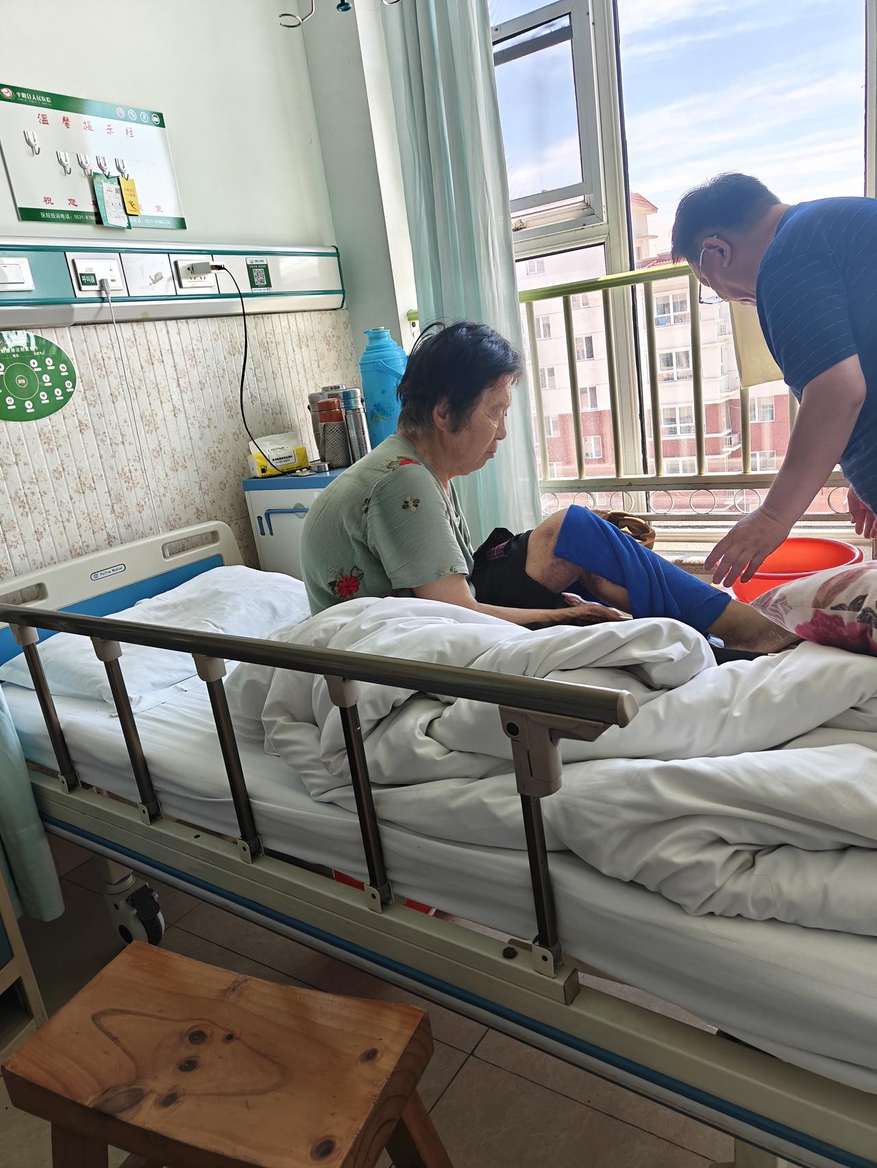 养儿防老？不可能！
老了没钱难不？难！
病房里的这个姐姐今年71岁，骑三轮车去地