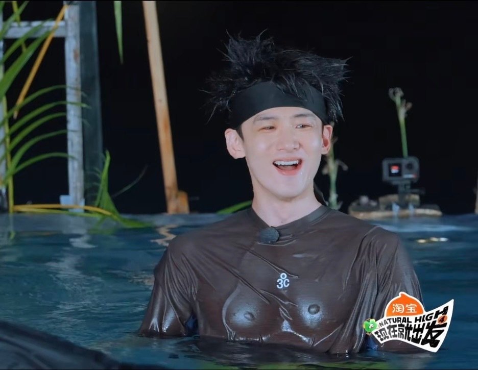 白敬亭这完全是going白敬亭胸前是什么 刚刷到话题时完全摸不着头脑，点开现场高