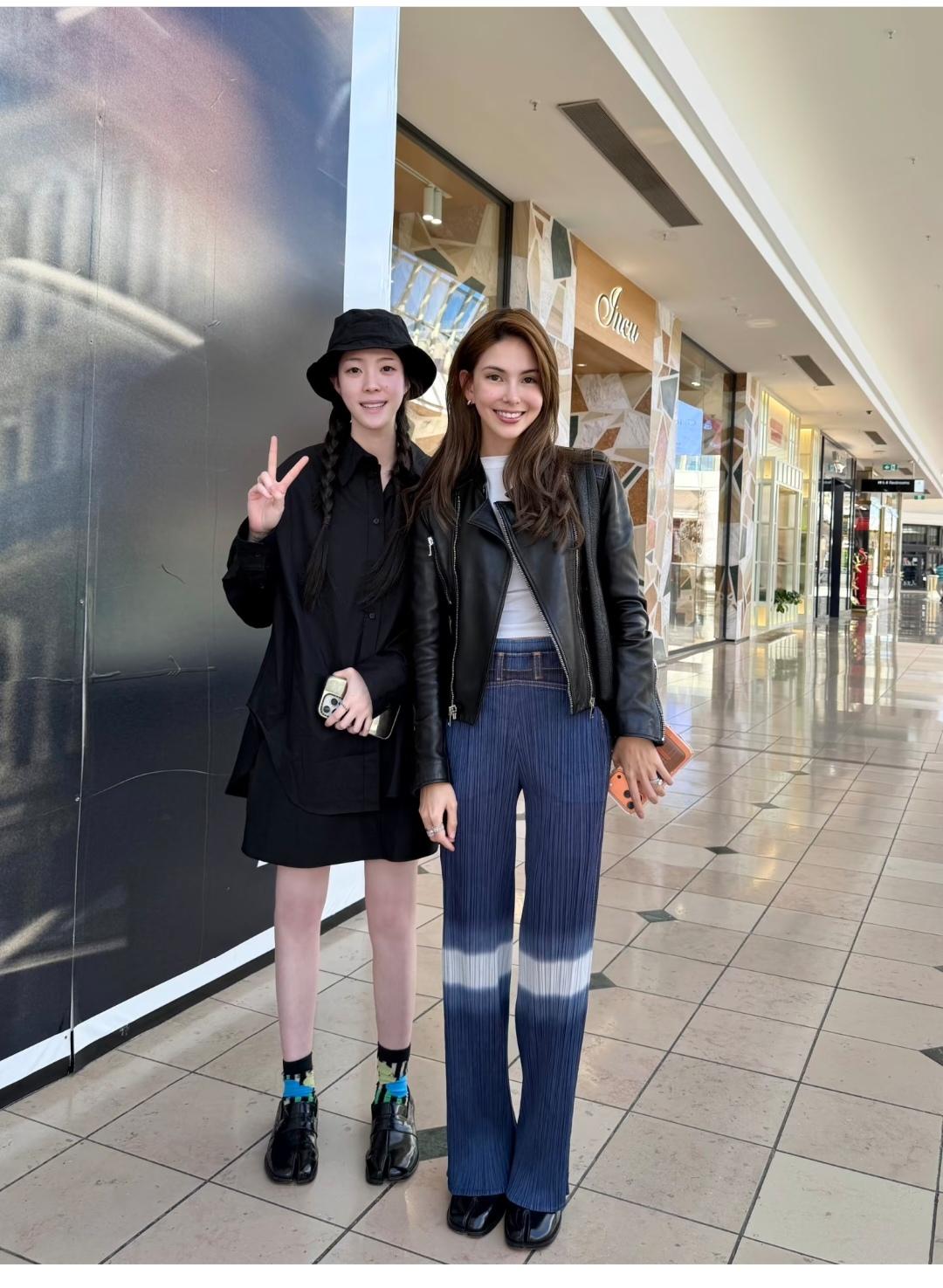 昆凌，裤子好有特点，好想拥有一条。