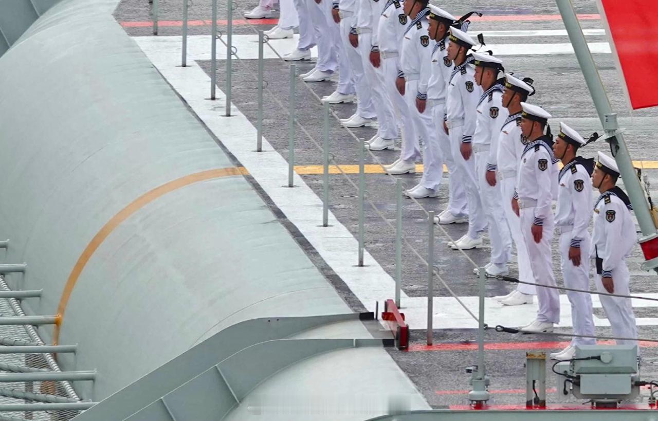 这个细节属实是逼死强迫症。福建舰的降落甲板中线居然和甲板后缘不垂直，这不对劲吧，