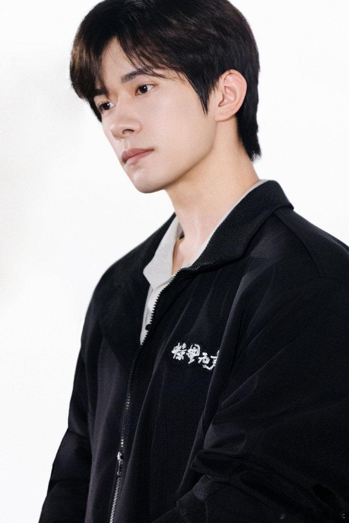 易烊千玺严迪是信仰最好诠释 易烊千玺亮相《惊蛰无声》路演，严迪人设超赞！出图帅得