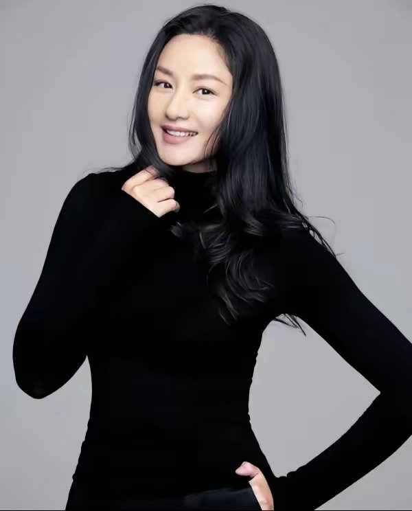 54岁瞿颖现状：定居泰国，富人区买豪宅，不婚不育照顾男友俩继女 