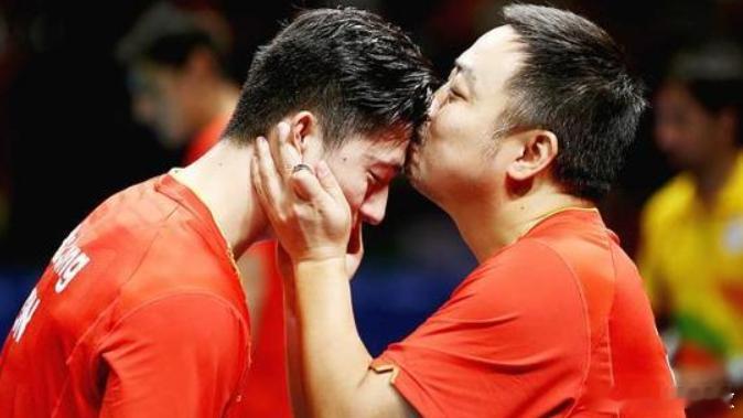 马龙送国乒出征从"鞍山小马"到乒协副主席，马龙的角色变了，但那份对国乒的热爱从未