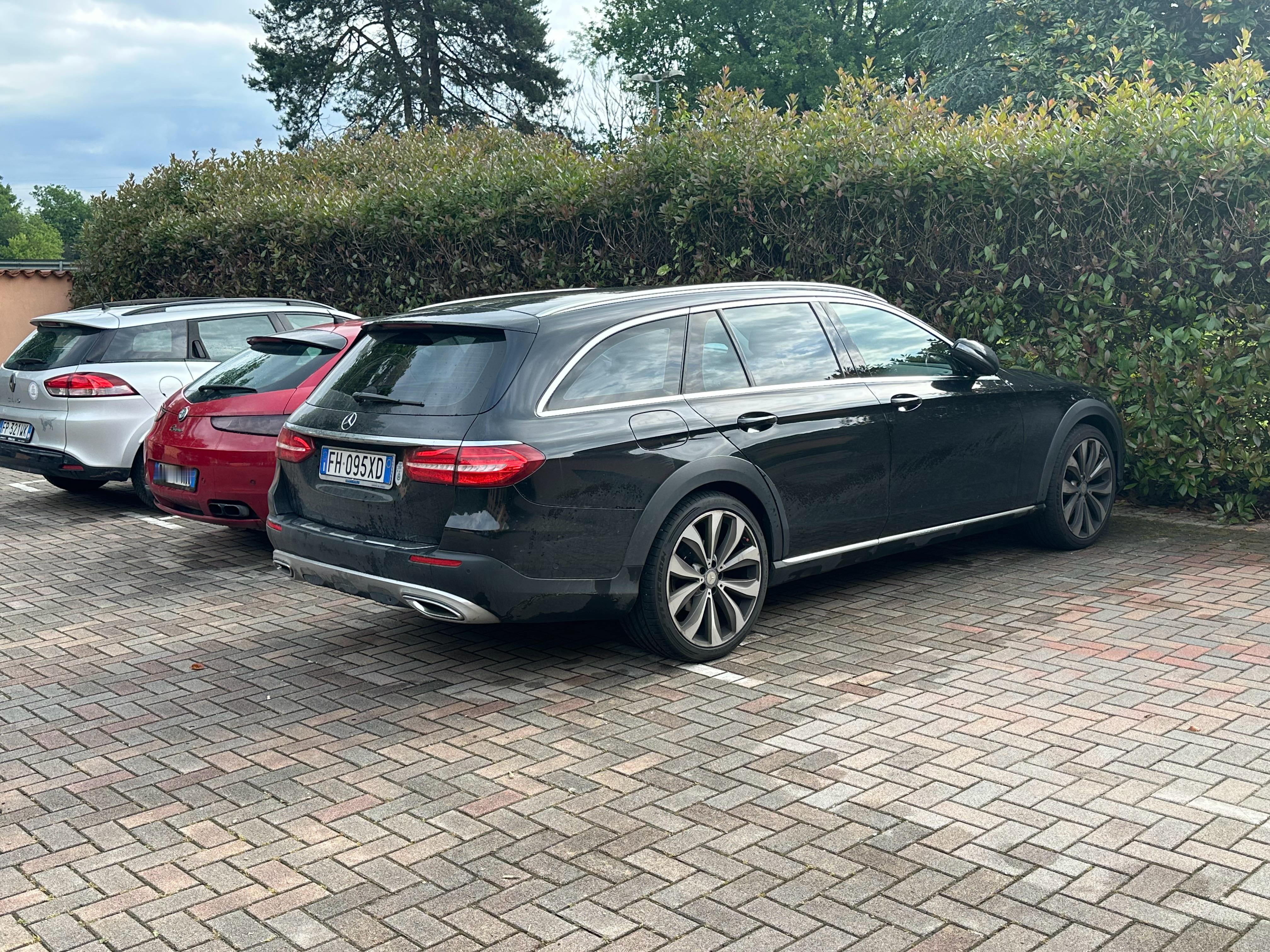难得见到我最喜欢的两台车停一起，E-Class All Terrain & Br