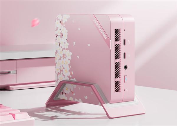 铭凡这款樱花季限定款粉色小PC挺好看的，现在促销只要1879元。

硬件方面，这