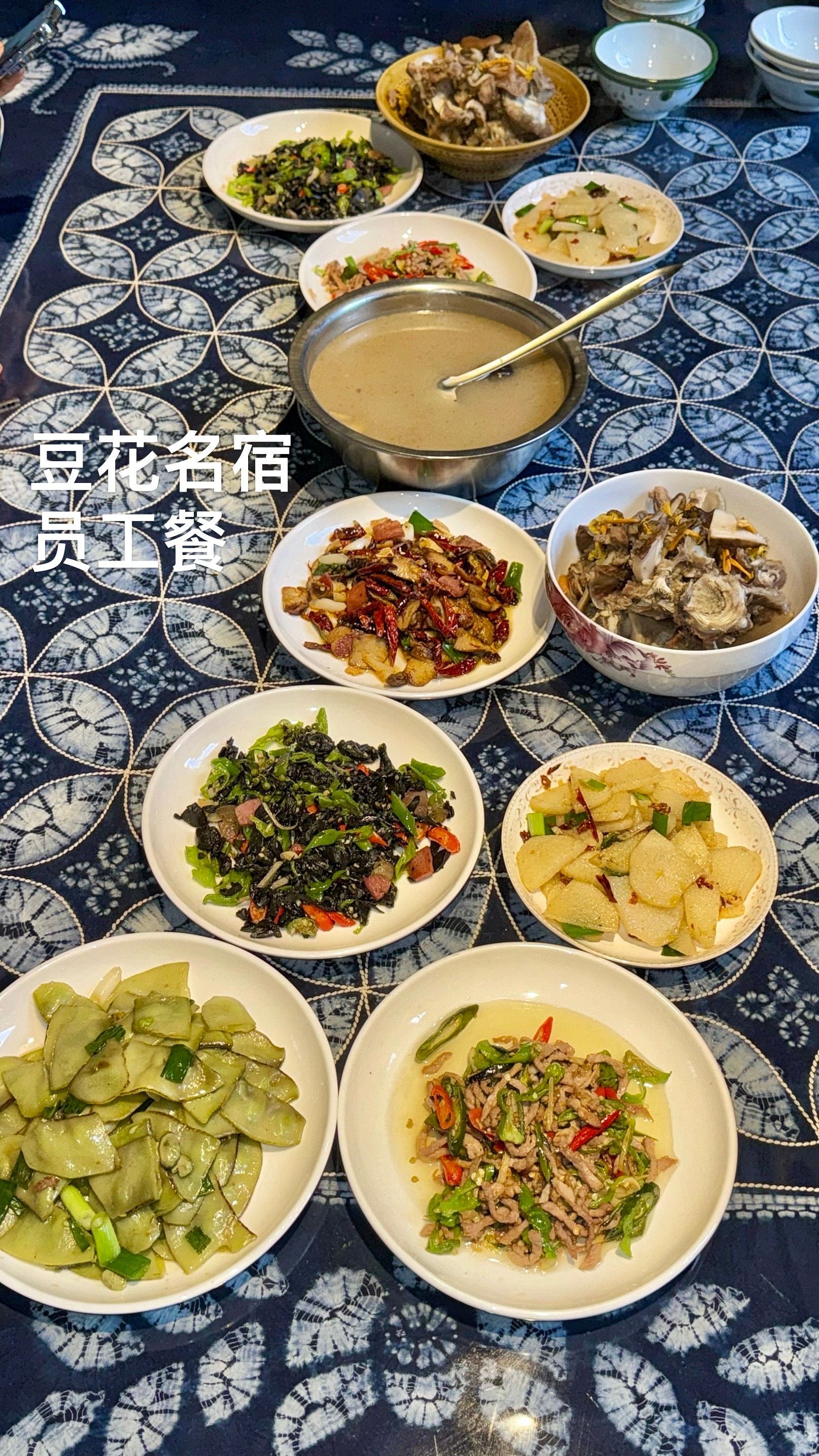 来丽江住咱客栈呗。不用赶早，睡醒了下楼，院子里的三角梅正开着。想吃啥跟阿姨说，中