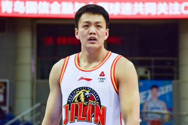姜宇星 辽宁男篮有一个疑问，姜宇星是来给张镇麟打替补的，还是来替代张镇麟的 ​​