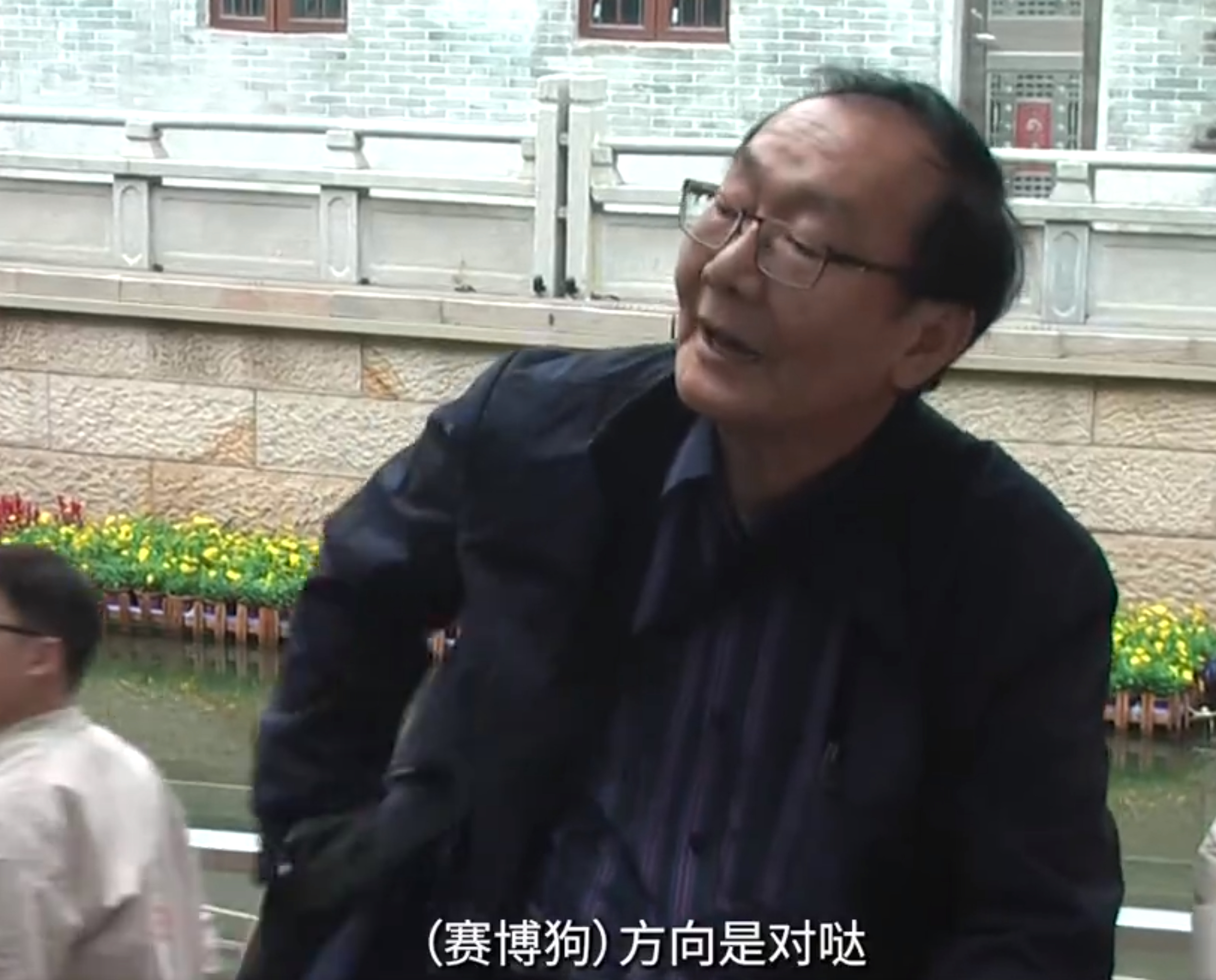 #广州荔湾出现赛博狗引路人围观# 现在这大学生脑洞是真大，利用 AI 大模型技术