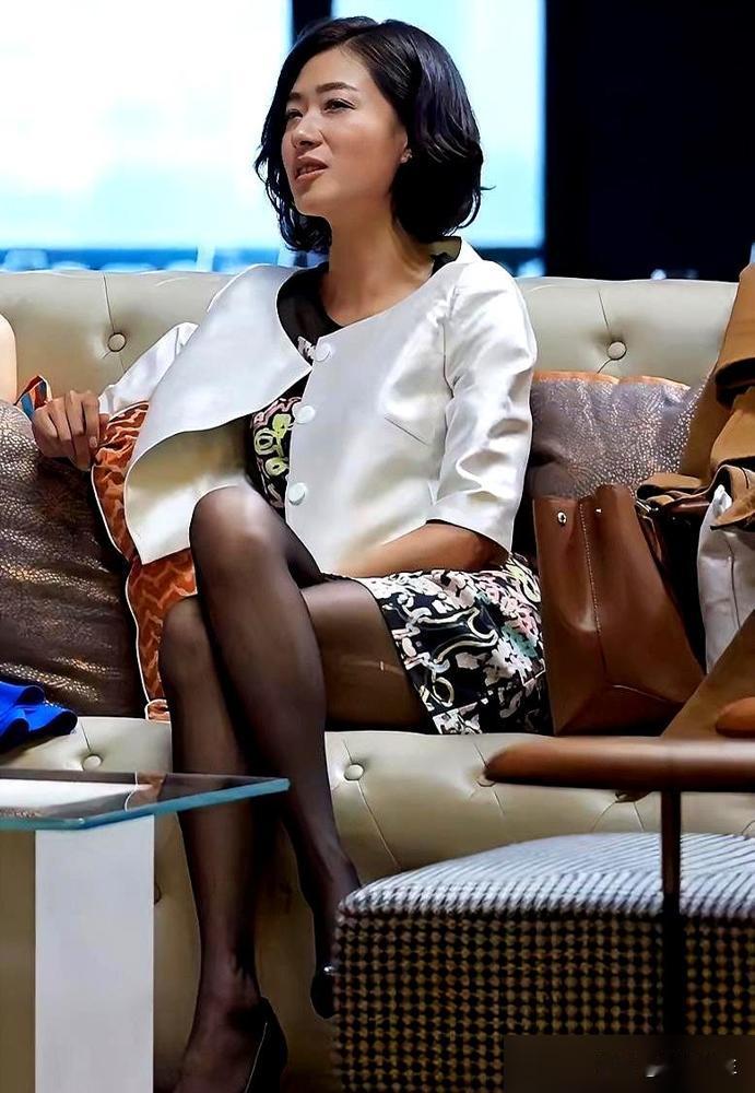 破了个洞的丝袜，让万茜红了8000万次。
拍新世界中枪戏时，道具血包“噗嗤”一