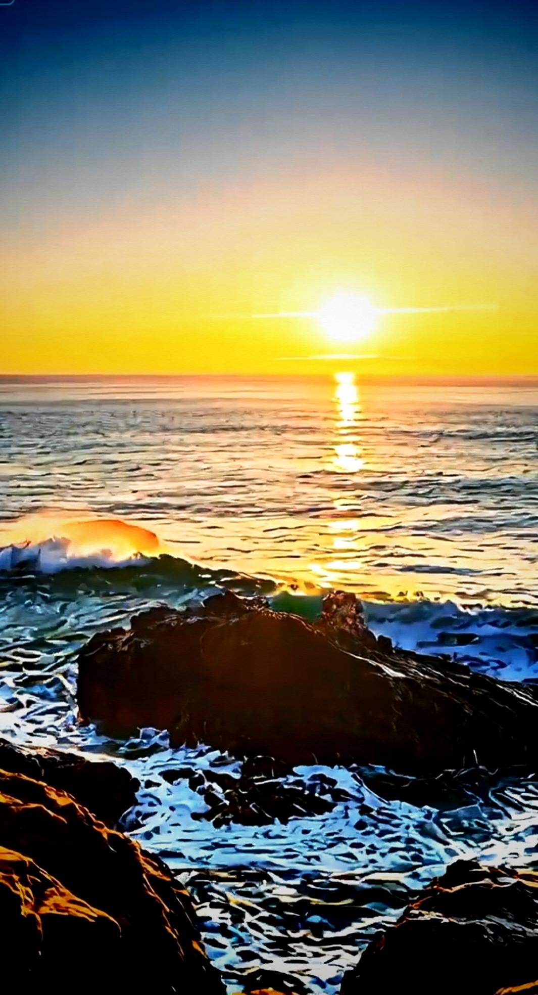 发张你手机里最美的夕阳照可以吗夕阳把海面染成鎏金，浪涛卷着碎光，在礁石间撞出一场